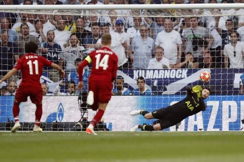 (l-r) Mo Salah of Liverpool FC, Tottenham Hotspur FC goalkeeper Hugo Lloris during the UEFA Champions League final match between Tottenham Hotspur FC and Liverpool FC at Estadio Metropolitano on June 01, 2019 in Madrid, Spain UEFA Champions League 2018 2019 xVIxVIxImagesx xMauricexvanxSteenxIVx 14631980