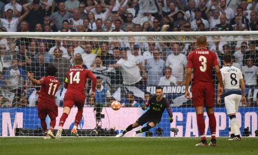 01 06 2019, xkvx, Soccer UEFA Champions League Final, Tottenham Hotspur FC Liverpool emspor, v l Mohamed Salah FC Liverpool , Hugo Lloris Tottenham Hotspur Goal scored, scored the goal to 1 0 DFL DFB REGULATIONS PROHIBIT ANY USE OF PHOTOGRAPHS as IMAGE SEQUENCES and or QUASI VIDEO Madrid