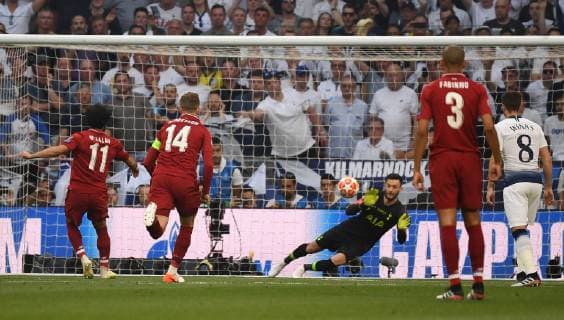 01 06 2019, xkvx, Soccer UEFA Champions League Final, Tottenham Hotspur FC Liverpool emspor, v l Mohamed Salah FC Liverpool , Hugo Lloris Tottenham Hotspur Goal scored, scored the goal to 1 0 DFL DFB REGULATIONS PROHIBIT ANY USE OF PHOTOGRAPHS as IMAGE SEQUENCES and or QUASI VIDEO Madrid