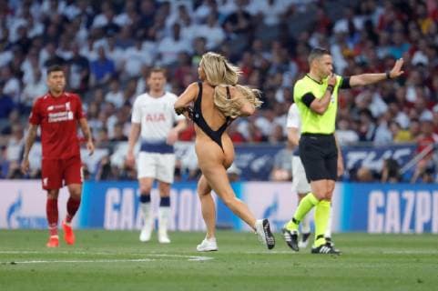 A pitch invader during the UEFA Champions League final between Tottenham Hotspur and Liverpool FC at the Wanda Metropolitano stadium in Madrid, Spain, 01 June 2019. UCL Final 2019 - Tottenham Hotspur vs Liverpool FC !ACHTUNG: NUR REDAKTIONELLE NUTZUNG!  Copyright: xJuanjoxMartínx GRAF2202 20190601-636950216615190355