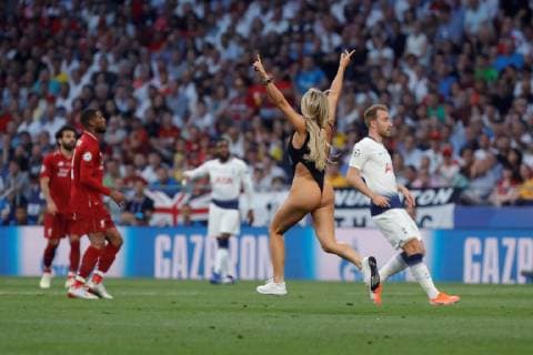 A pitch invader during the UEFA Champions League final between Tottenham Hotspur and Liverpool FC at the Wanda Metropolitano stadium in Madrid, Spain, 01 June 2019. UCL Final 2019 - Tottenham Hotspur vs Liverpool FC !ACHTUNG: NUR REDAKTIONELLE NUTZUNG!  Copyright: xJuanjoxMartínx GRAF2203 20190601-636950218658392443