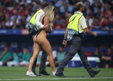 Tottenham Hotspur v Liverpool UEFA Champions League Final A streaker enter the field of play during the UEFA Champions League Final at the Wanda Metropolitano Stadium, Madrid Content Not Available For UK Newspapers Copyright: xPaulxChestertonx FIL-13310-0104