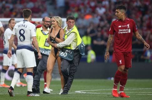 Tottenham Hotspur v Liverpool UEFA Champions League Final A streaker enter the field of play during the UEFA Champions League Final at the Wanda Metropolitano Stadium, Madrid Content Not Available For UK Newspapers Copyright: xPaulxChestertonx FIL-13310-0111