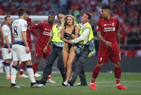 Tottenham Hotspur v Liverpool UEFA Champions League Final A streaker enter the field of play during the UEFA Champions League Final at the Wanda Metropolitano Stadium, Madrid Content Not Available For UK Newspapers Copyright: xPaulxChestertonx FIL-13310-0112
