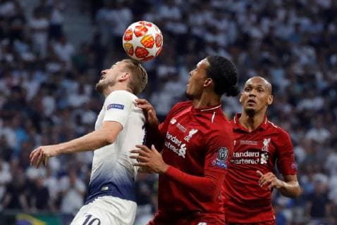 Tottenham s forward Harry Kane (L) duels for the ball against Liverpool s defender Virgil van Dijk (C) during the UEFA Champions League final between Tottenham Hotspur and Liverpool FC at Wanda Metropolitano stadium in Madrid, Spain, 01 June 2019. UCL Final 2019 - Tottenham Hotspur vs Liverpool FC !ACHTUNG: NUR REDAKTIONELLE NUTZUNG!  Copyright: xJuanjoxMartínx GRAF2216 20190601-636950223277314239