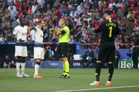 Tottenham Hotspur v Liverpool UEFA Champions League Final Tottenham Hotspur s Christian Eriksen and Moussa Cissoko protest to referee Damir Skomina after he awards a first minute penalty during the UEFA Champions League Final at the Wanda Metropolitano Stadium, Madrid Content Not Available For UK Newspapers Copyright: xPaulxChestertonx FIL-13310-0117