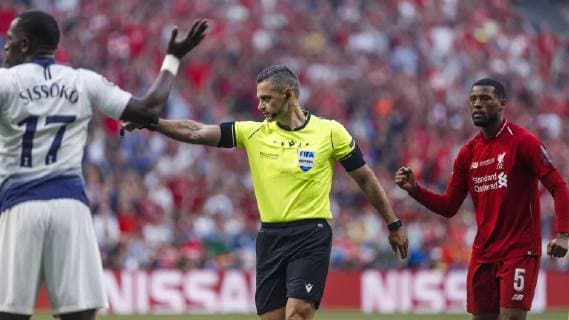 Madrid, Spain, 01 06 2019, UEFA Champions League 2018 19 Season, Final, Tottenham Hotspur FC Liverpool, The referee gestures Defodi 09 523 097691 Defodi-523
