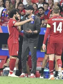 Football - 2019 UEFA Champions League Final - Liverpool vs. Tottenham Hotspur Liverpool manager Jurgen Klopp & Mohamed Salah of Liverpool on the touchline, at Wanda Metropolitano, Madrid. COLORSPORT WINSTON BYNORTH 