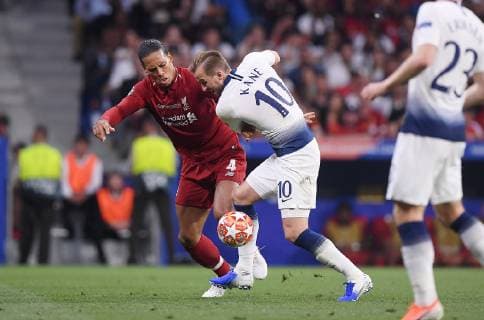 FUSSBALL CHAMPIONS LEAGUE SAISON 2018 2019 FINALE Tottenham Hotspur - FC Liverpool 01.06.2019 Harry Kane (Mitte, Tottenham Hotspur) gegen Virgil Van Dijk (li, FC Liverpool) 