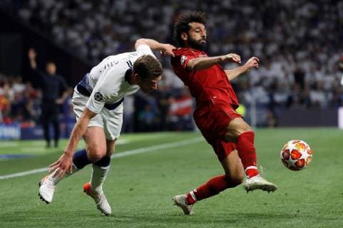 Tottenham s defender Jan Vertonghen (L) duels for the ball against Liverpool s winger Mohamed Salah (R) during the UEFA Champions League final between Tottenham Hotspur and Liverpool FC at Wanda Metropolitano stadium in Madrid, Spain, 01 June 2019. UCL Final 2019 - Tottenham Hotspur vs Liverpool FC !ACHTUNG: NUR REDAKTIONELLE NUTZUNG!  Copyright: xJuanJoxMartínx GRAF2261 20190601-636950250796329119