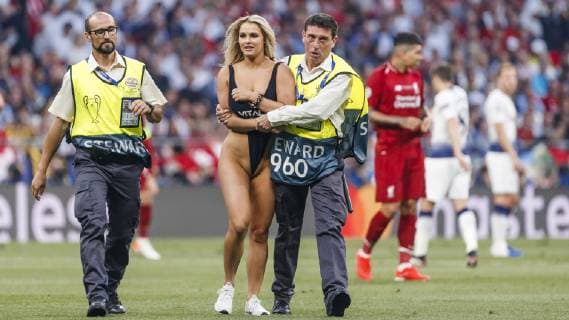 Madrid, Spain, 01 06 2019, UEFA Champions League 2018 19 Season, Final, Tottenham Hotspur FC Liverpool, Security leads a supporter off the field Defodi 09 523 097695 Defodi-523