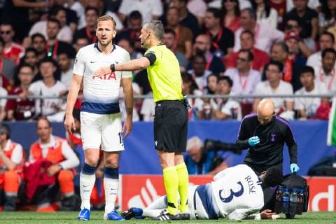 190601 Harry Kane of Tottenham talks tio referee Damir Skomina as Danny Rose lies down injured during the UEFA Champions League final between Tottenham and Liverpool on June 1, 2019 in Madrid Photo Petter Arvidson BILDBYRAN kod PA 92302,  Copyright: PETTERxARVIDSON BB190601PA145