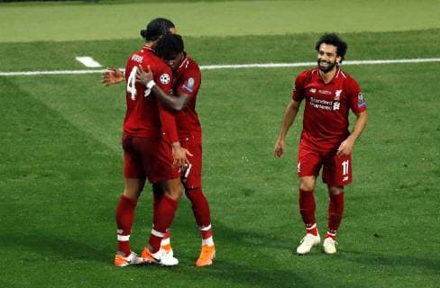 Liverpool s forward Divock Origi (C) celebrates with his teammates after scoring the 0-2 during the UEFA Champions League final between Tottenham Hotspur and Liverpool FC at Wanda Metropolitano stadium in Madrid, Spain, 01 June 2019. UCL Final 2019 - Tottenham Hotspur vs Liverpool FC !ACHTUNG: NUR REDAKTIONELLE NUTZUNG!  Copyright: xJuanxCarlosxHidalgox GRAF2302 20190601-636950268323398881