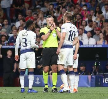 Tottenham Hotspur v Liverpool UEFA Champions League Final Danny Rose (left) and Harry Kane of Tottenham Hotspur talk to referee Damir Skomina during the UEFA Champions League Final at the Wanda Metropolitano Stadium, Madrid Content Not Available For UK Newspapers Copyright: xPaulxChestertonx FIL-13310-0217