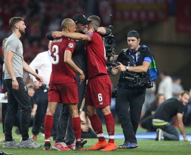 Fußball, Jürgen Klopp gewinnt mit Liverpool die Champions League Tottenham Hotspur v Liverpool UEFA Champions League Final Liverpool Manager Jurgen Klopp celebrates with Fabinho and Dejan Lovren during the UEFA Champions League Final at the Wanda Metropolitano Stadium, Madrid Content Not Available For UK Newspapers Copyright: xPaulxChestertonx FIL-13310-0245