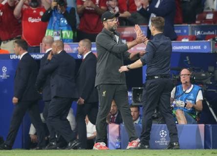 Fußball, Jürgen Klopp gewinnt mit Liverpool die Champions League Tottenham Hotspur v Liverpool UEFA Champions League Final Liverpool Manager Jurgen Klopp and Tottenham Hotspur Manager Mauricio Pochettino embrace at full time during the UEFA Champions League Final at the Wanda Metropolitano Stadium, Madrid Content Not Available For UK Newspapers Copyright: xPaulxChestertonx FIL-13310-0261
