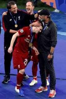 Fußball, Jürgen Klopp gewinnt mit Liverpool die Champions League Liverpool s head coach Juergen Klopp (R) greets Andrew Robertson (C) after winning the UEFA Champions League final against Tottenham Hotspur at Wanda Metropolitano stadium in Madrid, Spain, 01 June 2019. UCL Final 2019 - Tottenham Hotspur vs Liverpool FC !ACHTUNG: NUR REDAKTIONELLE NUTZUNG!  Copyright: xJuanxCarlosxHidalgox GRAF2348 20190601-636950285912978515