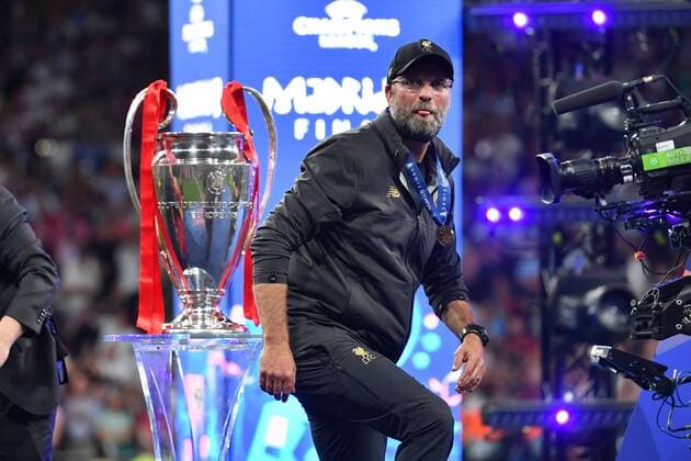Juergen KLOPP coach Liverpool passes the cup, cup, trophy, single picture, cut single motif, half figure, half figure Football Champions League Final 2019 Tottenham Hotspur Liverpool FC 0 2, season2018 19, on 01 06 2019, Stadium Wanda Metropolitano