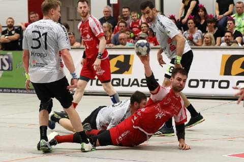 TuS Ferndorf TV Emsdetten, 01 06 2019 center Thomas Rink TuS Ferndorf fouled on floor, from left André Kropp TV Emsdetten , Yannick Dräger TV Emsdetten , Janko Bozovic TV Emsdetten , Kreuztal Stählerwiese Germany