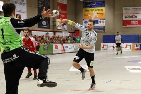 TuS Ferndorf TV Emsdetten, 01 06 2019 Dirk Holzner TV Emsdetten with the 0 1 per seven meter against goalkeeper Kai Rottschäfer TuS Ferndorf Kreuztal Stählerwiese Germany
