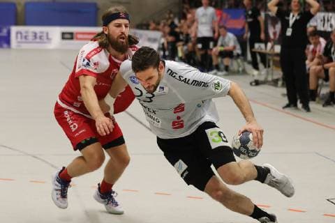 TuS Ferndorf TV Emsdetten, 01 06 2019 From left Julius Lindskog Andersson TuS Ferndorf cannot stop Jorn Smits TV Emsdetten at 17 22, Kreuztal Stählerwiese Germany