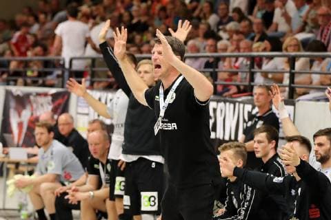TuS Ferndorf TV Emsdetten, 01 06 2019 Coach Daniel Kubes TV Emsdetten tense at the outline, Kreuztal Stählerwiese Germany