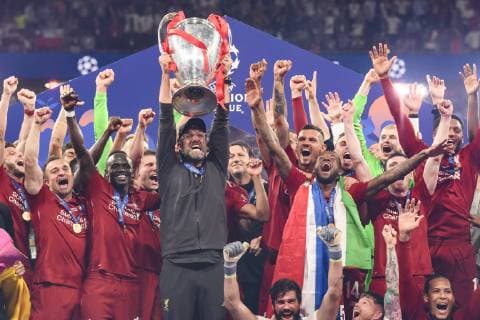 01 06 2019, xkvx, Football UEFA Champions League Final, Tottenham Hotspur FC Liverpool emspor, v l Head Coach Coach Juergen Klopp FC Liverpool celebrates with the team and the cup DFL DFB REGULATIONS PROHIBIT ANY USE OF PHOTOGRAPHS as IMAGE SEQUENCES and or QUASI VIDEO Madrid
