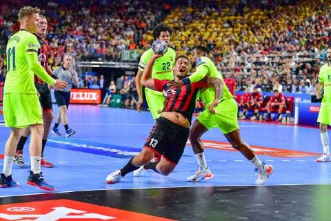 VELUX EHF FINAL4 2019 VELUX EHF FINAL4 2019 Semifinal Barca Lassa HC Vardar 01 06 2019 LANXESS Arena Cologne Rogerio Ferreira Moraes 13 Vardar in the three-fight with Lasse Andersson 11 Barca Lassa , Thiagus Petrus Dos Santos 22 Barca Lassa and Cedric Sorhaindo 10 Barca Lassa Cologne 01 06 19 Handball , Nordrhein Westfalen Germany