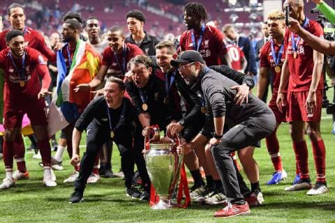 01 06 2019, xkvx, Football UEFA Champions League Final, Tottenham Hotspur FC Liverpool emspor, v l Head Coach Coach Juergen Klopp FC Liverpool celebrates with the team and the cup DFL DFB REGULATIONS PROHIBIT ANY USE OF PHOTOGRAPHS as IMAGE SEQUENCES and or QUASI VIDEO Madrid