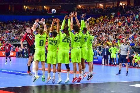 VELUX EHF FINAL4 2019 VELUX EHF FINAL4 2019 Semifinal Barca Lassa HC Vardar 01 06 2019 LANXESS Arena Cologne Dainis Kristopans 10 Vardar last situation in the first half without success Cologne 01 06 19 Handball , Nordrhein Westfalen Germany