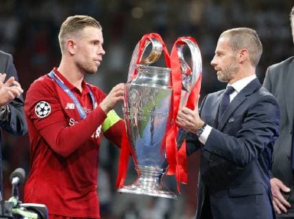 SOCCER - CL, Tottenham vs Liverpool MADRID,SPAIN,01.JUN.19 - SOCCER - UEFA Champions League, final, Tottenham Hotspur vs Liverpool FC. Image shows Jordan Henderson (Liverpool) getting the Champions League trophy from president Aleksander Ceferin. GEPAxpictures xDavidxRodriguez