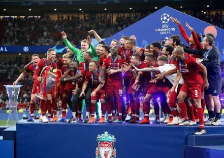SOCCER - CL, Tottenham vs Liverpool MADRID,SPAIN,01.JUN.19 - SOCCER - UEFA Champions League, final, Tottenham Hotspur vs Liverpool FC. Image shows Jordan Henderson (Liverpool) bringint the trophy to his teammates. GEPAxpictures xDavidxRodriguez