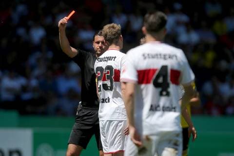 Aspach, Germany 30 05 2019, German A Junior Championship, A Junior Final VfB Stuttgart BV Borussia Dortmund, Referee Christian Dietz shows red card for Luca Mack VfB U19 Defodi 09 541 017309 Defodi-541