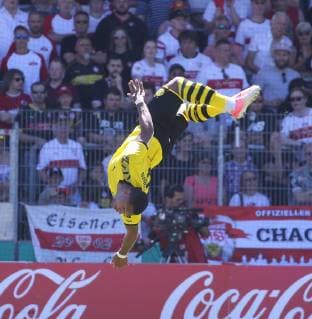 Final German Championship A Juniors U19 VfB Stuttgart U19 Borussia Dortmund Germany, Großaspach, 02 06 2019, Soccer, A Juniors, Final German Championship, Season 2018 2019, U19 VfB Stuttgart U19 Borussia Dortmund 3 4 Goalscorer for Dortmund Paul Phlipp Besong with Salto