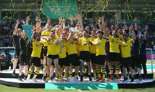 Final German Championship A Juniors U19 VfB Stuttgart U19 Borussia Dortmund Germany, Großaspach, 02 06 2019, Football, A Juniors, Final German Championship, Season 2018 2019, U19 VfB Stuttgart U19 Borussia Dortmund German Champion U19 Borussia Dortmund, Captain Tobias Raschl middle with Cup
