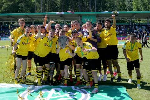 Aspach, Germany 02 06 2019, German A Junior Championship, A Junior Final VfB Stuttgart BV Borussia Dortmund, The BVB Team with the Championship Cup Defodi 09 541 017327 Defodi-541