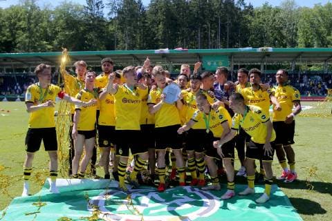 Aspach, Germany 02 06 2019, German A Junior Championship, A Junior Final VfB Stuttgart BV Borussia Dortmund, The BVB Team with the Championship Cup Defodi 09 541 017328 Defodi-541
