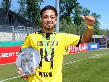 Aspach, Germany 02 06 2019, German A Junior Championship, A Junior Final VfB Stuttgart BV Borussia Dortmund, Immanuel Pherai BVB U19 with the Championship Cup Defodi 09 541 017335 Defodi-541