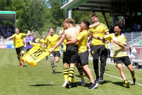 Aspach, Germany 02 06 2019, German A Junior Championship, A Junior Final VfB Stuttgart BV Borussia Dortmund, Enrique Pena Zauner BVB U19 and the team cheers after the 3 5 Defodi 09 541 017338 Defodi-541