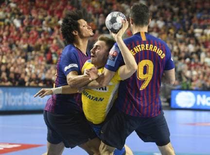 Artsem Karalek PGE Vive Kielce in the shortage of Thiagus Goncalves dos Santos left and Raul Entrerrios both FC Barcelona Lassa , Handball, Men, Velux EHF Final Four, match for 3rd place, FC Barcelona Lassa vs PGE Vieve Kielce, 02 06 19 Cologne Lanxess Arena Nordrhein Westfalen Germany