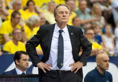 GER, Basketball, Playoffs, Semifinals, EWE Baskets Oldenburg vs. ALBA Berlin 02 06 2019, EWE Arena, Oldenburg, GER, easy Credit BBL, Playoffs, HF Spiel 1, EWE Baskets Oldenburg vs. ALBA Berlin, in the picture the hands in the hips Aito Garcia RENESES ALBA Berlin Coach Trainer nordphotoxRojahn nph00310