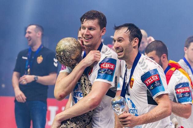 Sport Themen der Woche KW22 Sport Bilder des Tages Köln, Deutschland 02. Juni 2019: Handball - EHF CL Finale - HC Vardar Skopje vs. Telekom Veszprem Christian Dissinger (HC Vardar), Igor Karacic (HC Vardar) mit dem Pokal Köln Lanxess Arena Deutschland *** Cologne, Germany 02 June 2019 Handball EHF CL Final HC Vardar Skopje vs Telekom Veszprem Christian Dissinger HC Vardar , Igor Karacic HC Vardar with the Cup Köln Lanxess Arena Germany