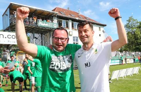 Leipzig, 02 06 2019, Alfred Kunze Sportpark, Football, Oberliga , BSG Chemie Leipzig vs. FC Eilenburg 2 1 1 0 , Chemie Leipzig Oberliga Champion and Regional League Promotion Co Coach Christian Sobottka Chemie and Coach Miroslav Jagatic celebrate amidst the fans,