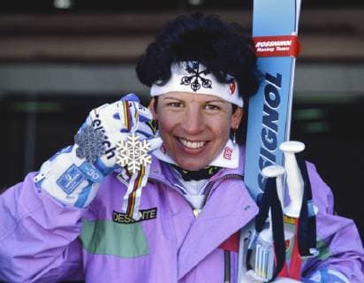 Ski WM 1989, Slalom Damen: Vreni SCHNEIDER (SUI) SKI ALPIN SAISON 88 89 WM 1989 Vail Slalom Damen 07.02.1989 Vreni SCHNEIDER (SUI) praesentiert ihre Silbermedaille. Vail Colorado USA *** Ski World Championships 1989, Slalom Women Vreni SCHNEIDER SUI SKI ALPIN SAISON 88 89 WM 1989 Vail Slalom Women 07 02 1989 Vreni SCHNEIDER SUI presents her silver medal Vail Colorado USA 