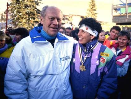 Ski WM 1989, RTL Damen: Gerald FORD (USA), Vreni SCHNEIDER (SUI) SKI ALPIN SAISON 88 89 WM 1989 Vail Riesentorlauf Damen 11.02.1989 Der 38. Praesident der Vereinigten Staaten Gerald FORD (li) gratuliert Vreni SCHNEIDER (SUI) zu ihrem Weltmeistertitel. Vail Colorado USA *** Ski World Championships 1989, RTL Women Gerald FORD USA , Vreni SCHNEIDER SUI SKI ALPIN SAISON 88 89 WM 1989 Vail Giant Slalom Women 11 02 1989 The 38 President of the United States Gerald FORD li congratulates Vreni SCHNEIDER SUI on her World Champion title Vail Colorado USA 