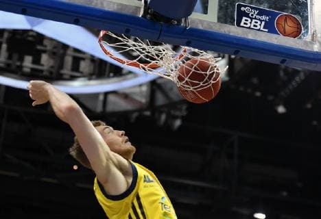 Niels Giffey ALBA , at a dunking ALBA Berlin EWE Baskets Oldenburg Basketball, easyCredit BBL, German Championship, Playoff, playoffs, play off, DM playoff, semi final, 2 game, game 2,men, men, season 2018 2019 Berlin, 5 6 2019 Mercedes Benz Arena