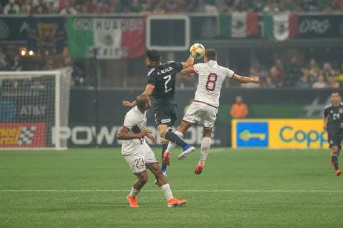 ATLANTA, GA - JUNE 05: Venezuela s Tom?s Rinc?n (Captain) (8) and Mexico s N?stor Araujo (2) contest for a header during the International Friendly, Länderspiel, Nationalmannschaft between Mexico and Venezuela on June 5, 2019 at Mercedes Benz Stadium in Atlanta, GA. (Photo by John Adams Icon Sportswire) SOCCER: JUN 05 Mexico v Venezuela Icon190605290