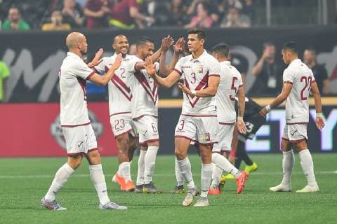 ATLANTA, GA Ð JUNE 05: Venezula s players celebrate a first half goal by Jhon Murillo during the International Friendly, Länderspiel, Nationalmannschaft match between Mexico and Venezuela on June 6th, 2019 at Mercedes Benz Stadium in Atlanta, GA. (Photo by Rich von Biberstein Icon Sportswire) SOCCER: JUN 05 Mexico v Venezuela Icon190605009