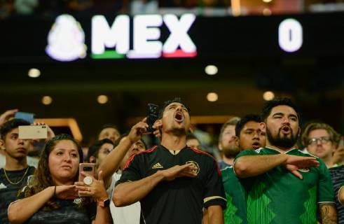 ATLANTA, GA Ð JUNE 05: Mexico fans sing the Mexican national anthem prior to the start of the International Friendly, Länderspiel, Nationalmannschaft match between Mexico and Venezuela on June 5th, 2019 at Mercedes Benz Stadium in Atlanta, GA. (Photo by Rich von Biberstein Icon Sportswire) SOCCER: JUN 05 Mexico v Venezuela Icon190605017