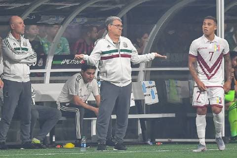 ATLANTA, GA Ð JUNE 05: Mexico head coach Gerardo Martino gestures to the referee during the International Friendly, Länderspiel, Nationalmannschaft match between Mexico and Venezuela on June 5th, 2019 at Mercedes Benz Stadium in Atlanta, GA. (Photo by Rich von Biberstein Icon Sportswire) SOCCER: JUN 05 Mexico v Venezuela Icon190605024